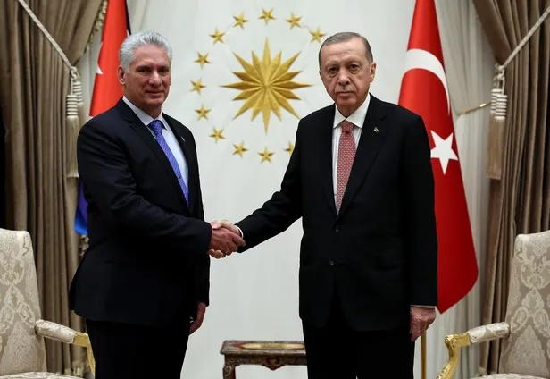 kuba-devlet-baskani-bermudez-ankarada-baskan-erdogandan-resmi-torenle-karsilama-1669219296058.jpeg