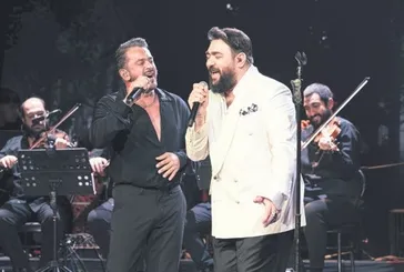 Sakiler Bostancı’da sahne aldı! Emre Altuğ sürpriziyle alkış topladı