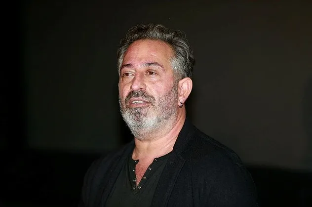 Karakomik Filmler ile gişede çakılan Cem Yılmaz yine tribünlere mi oynadı?