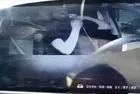 Taksiciye arka koltuktan ipli saldırı... Darp edip parasını çaldılar | Görüntüler ortaya çıktı, iki saldırgan aranıyor