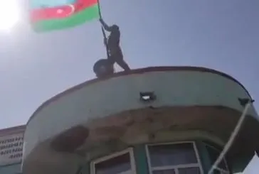 Hocalı’da Azerbaycan bayrağı dalgalanıyor