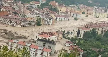 Kastamonuda sel felaketi: Evler sular altında kaldı yollar kapandı araçlar sürüklendi