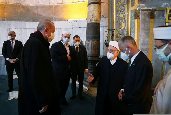 cuma-namazinda-anlamli-detay-bu-kez-ayasofyada-imam-oldu-1607090439699.jpg Ayasofya'da sürpriz konuk! Erdoğan o ismin ardında saf tuttu-2