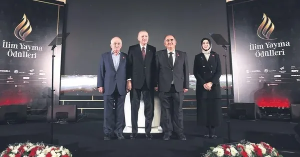 baskan-erdoganin-katilimiyla-2021-ilim-yayma-odulleri-sahiplerini-buldu-bu-vatan-beni-okuttu-o-yuzden-buradayim-1640076651234.jpeg Başkan Erdoğan'ın katılımıyla 2021 İlim Yayma Ödülleri sahiplerini buldu: Bu vatan beni okuttu o yüzden buradayım-5