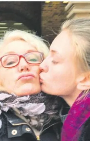 Yasemin Allen, annesi Suna Yıldızoğlu ile Londra'nın altını üstüne getirdi.