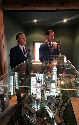 Hazine ve Maliye Bakanı Berat Albayrak, Davos’taki Türk Evi’ni ziyaret etti