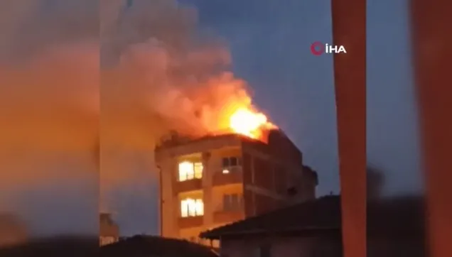 Apartmanın çatı katı alev alev yandı