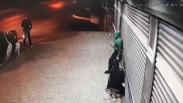 SON DAKİKA: Esenyurt'ta gece yarısı şoke eden olay: Hırsızlar kendilerine şişe atan komşuya taşla karşılık verdi-3