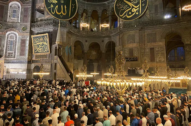 Binlerce kişi Ayasofya'ya koştu! İstanbul'un Fethi'nin 569'uncu yılında sabah namazı