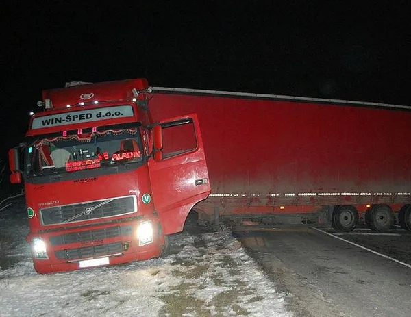 Son dakika: Tırın lastiği patladı Çorlu-Edirne Karayolu ulaşıma kapandı-3