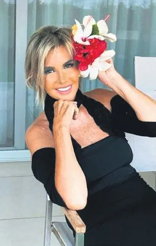 Filiz Akın'dan çiçekli poz