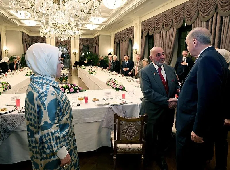 Başkan Erdoğan'dan Emine Erdoğan'ın yaşlılarla iftarına sürpriz ziyaret (AA)