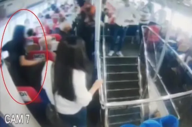 Deniz otobüsünde uyuyan kadına cinsel taciz! Yolcular tarafından yakalanan sapık tutuklandı