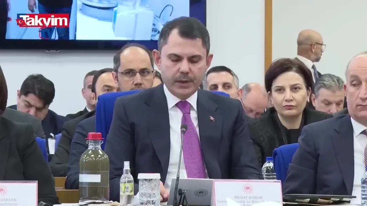 Bakan Murat Kurum İzmir'den getirdiği kirli deniz suyu numunesini Meclis'e getirdi