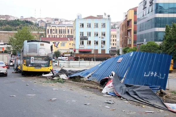 iett-otobusu-metro-insaatina-carparak-durabildi-1623136577008.jpg İETT otobüsü metro inşaatına çarparak durabildi-3