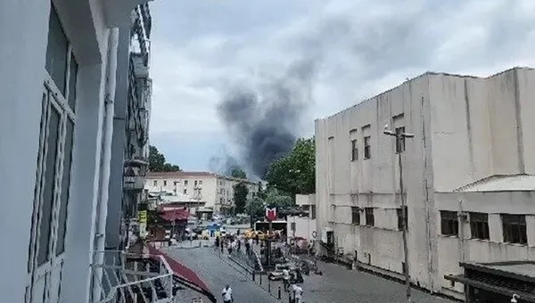 son-dakika-fatihte-3-katli-bir-ahsap-binada-yangin-cikti-sondurme-calismalari-devam-ediyor-1687777494483.jpeg Fatih'te hurdalık alanında çıkan yangın 3 katlı ahşap binaya sıçradı-4