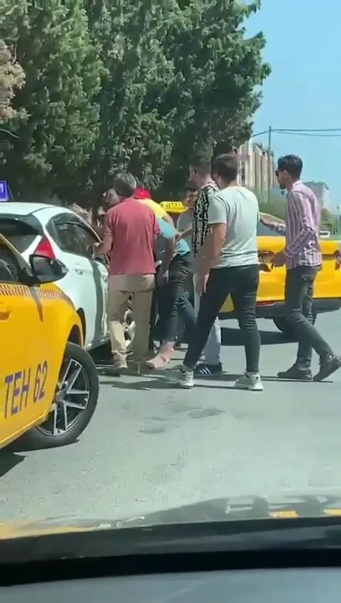 Esenyurt'ta taksici terörü! Yokuşta aracı kaldıramayan kadın sürücü adayına saldırdılar-1