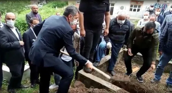 yaya-gecidinde-hafif-ticari-aracin-carptigi-busra-ogretmen-son-yolculuguna-ugurlandi-1623688162605.jpg Yaya geçidinde hafif ticari aracın çarptığı Büşra öğretmen son yolculuğuna uğurlandı: Bu konunun takipçisiyiz-5
