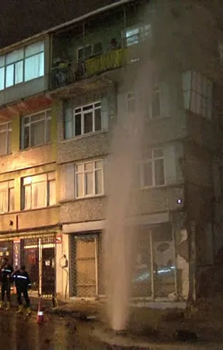 İSKİ borusu bu kez de Kadıköy'de patladı! Cadde göle döndü trafik aksadı