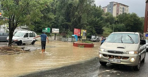 Uyarılar sonrası 3 ilde kuvvetli sağanak! Zonguldak, Kocaeli ve Sakarya’da sokak ve caddeler göle döndü