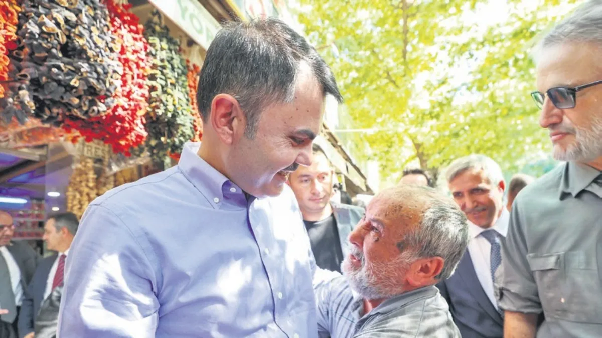 Deprem bölgesinde mutluluk gözyaşları! Kahramanmaraşlı Büyükciğer, Bakan Kurum’a sarıldı