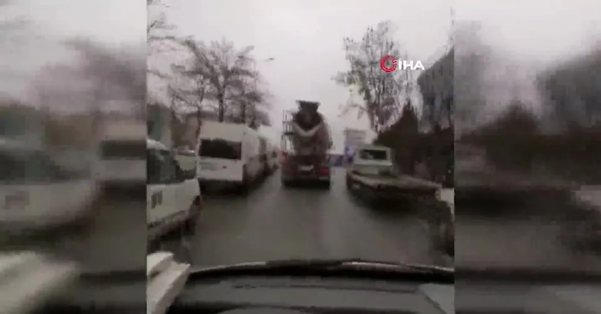 Bağcılar’da seyir halindeki ambulansa yol vermeyen beton mikser sürücüsü hakaretler ederek yola çimento döktü