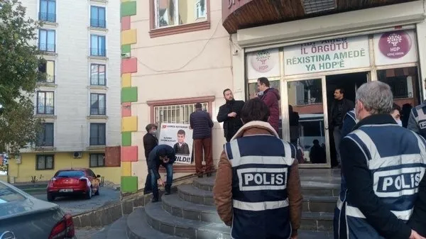 hdplilerden-evlat-nobeti-tutan-ailelere-alcak-hakaret-1606657524091.jpg HDP'lilerden evlat nöbeti tutan ailelere alçak hakaret!-1