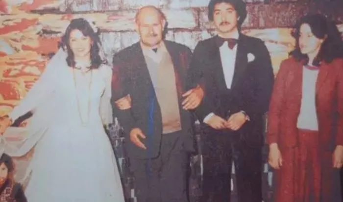 1-yil-evli-kalmislar-hulya-avsarin-tacinin-elinden-alinmasina-neden-olan-ilk-esi-bakin-kim-cikti-meger-kaya-ci-1701077130326.jpg 1 yıl evli kalmışlar! Hülya Avşar’ın tacının elinden alınmasına neden olan ilk eşi bakın kim çıktı! Meğer Kaya Çilingiroğlu’ndan önce...-14
