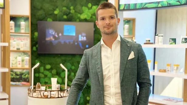 genc-is-adami-sinan-tuna-miamide-satin-aldigi-milyon-dolarlik-villasiyla-hollywood-yildizlarina-komsu-oldu-1648666477507.jpeg Genç iş adamı Sinan Tuna Miami'de satın aldığı milyon dolarlık villasıyla Hollywood yıldızlarına komşu oldu-3