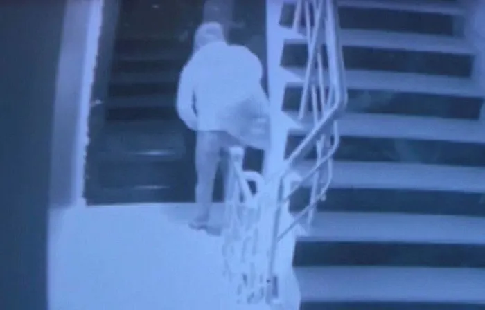 cips-yiyerek-hirsizlik-yapan-sahis-guvenlik-kamerasindan-yakalandi-1701515619453.jpeg Cips yiyerek hırsızlık yapan şahıs güvenlik kamerasından yakalandı-3