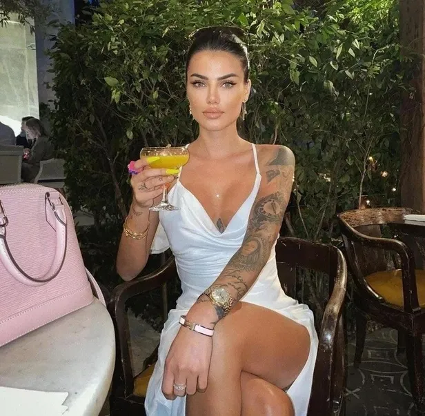 dilan-cicek-deniz-sirt-bolgesindeki-yana-dogru-egilmeden-dolayi-skolyoz-ameliyati-olacak-1650050740540.jpeg Dilan Çicek Deniz sırt bölgesindeki yana doğru eğilmeden dolayı skolyoz ameliyatı olacak-11