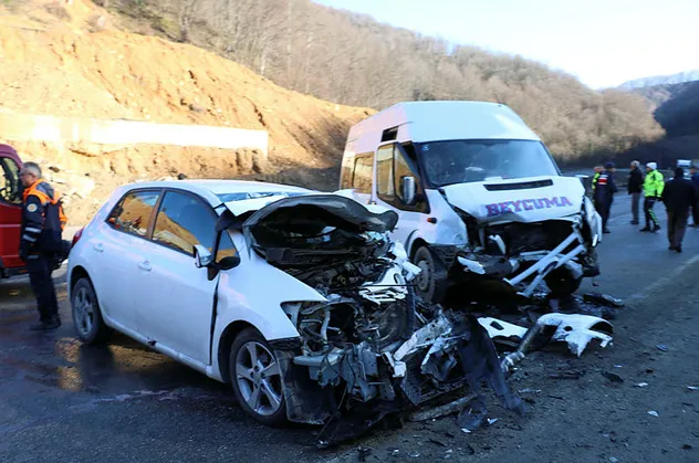 Zonguldak'ta feci kaza! Minibüsle otomobil çarpıştı yaralılar var