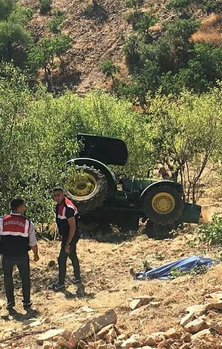 Traktör şarampole devrildi! 1 ölü, 1 yaralı