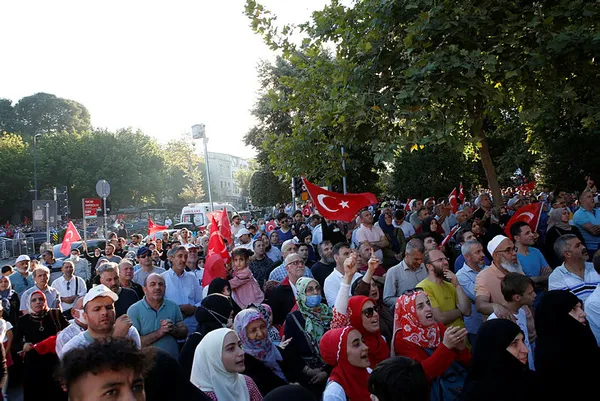 baskan-erdogan-15-temmuz-destaninin-6-yilinda-istanbul-sarachane-meydaninda-vatandaslarla-bulustu-son-sozu-top-1657903938031.jpg Başkan Erdoğan 15 Temmuz destanının 6. yılında İstanbul Saraçhane Meydanı’nda vatandaşlarla buluştu: Son sözü top tüfek değil iman belirler-10