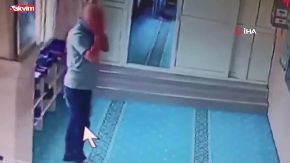 Camide ayakkabıları tek tek inceledi beğendiğini çaldı...O anlar kamerada