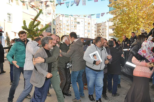 HDP'li milletvekillerinin binaya gelmesi evlat nöbeti tutan ailelerin sabrını taşırdı!-2