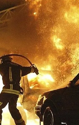 Fransa'da yılbaşı gecesi 945 araç kundaklandı