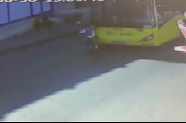 İstanbul'da korku dolu anlar! Küçük çocuk İETT otobüsünün altında kalmaktan son anda kurtuldu