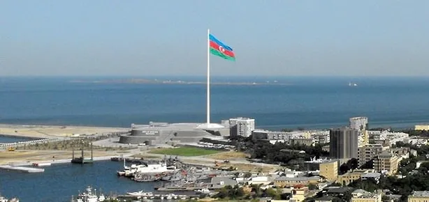 Azerbaycan parmak ısırtıyor