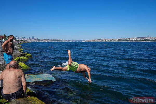 İstanbul’da sıcak havadan bunalanlar denize girerek serinledi - 2