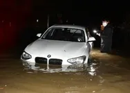 SON DAKİKA: İzmirde sağanak: Deniz taştı araçlar su altında kaldı! 2 kişinin cansız bedenine ulaşıldı