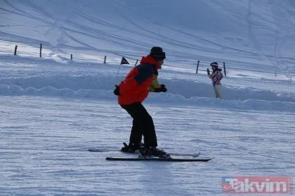 Acı görsel: Bolu’da yangın faciası sonrası tatilciler kayak yapmaya devam etti