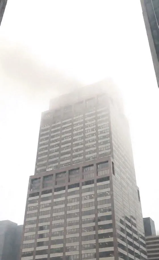 11 Eylül gibi! ABD'de bir helikopter gökdelene çarparak düştü