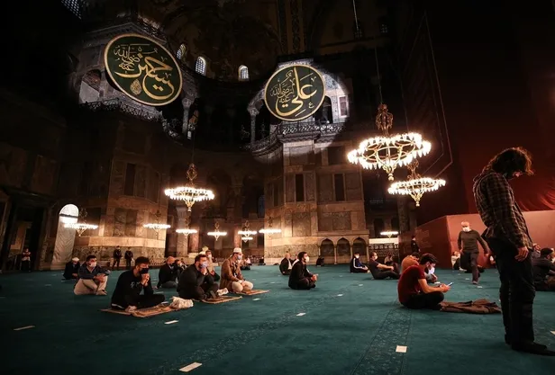 ayasofya-camiinde-86-yil-sonra-mevlit-kandili-1603912140397.jpg