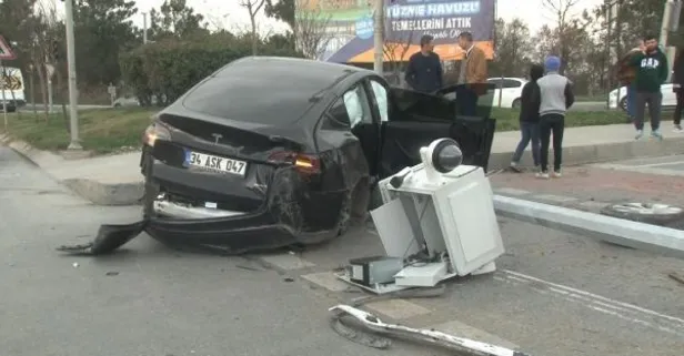 Arnavutköy'de ortalık savaş alanına döndü! Önce minibüse sonra MOBESE direğine çarptı