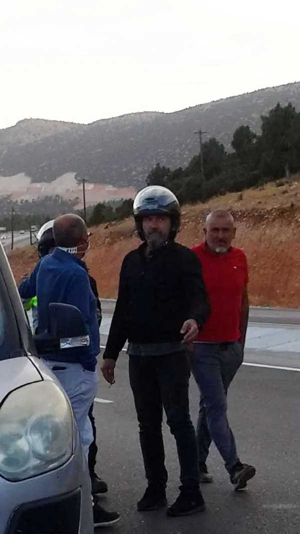 SON DAKİKA: Motosikletli grup dehşet saçtı: Otomobil sürücüsünü çocuklarının gözü önünde dövdüler-1
