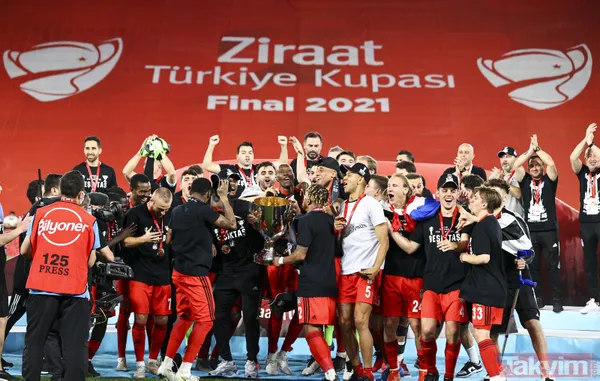 Ziraat Türkiye Kupası'nı kazanan Beşiktaş kupayı kaldırdı! İşte kutlamalardan kareler... - 20