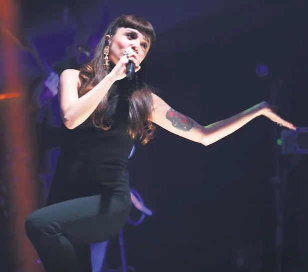 aska-geldiler-ozcan-deniz-iranli-sevgilisi-samar-dadgara-bakarak-sarkilarini-seslendirdi-1641154586998.jpeg Aşka geldiler! Özcan Deniz İranlı sevgilisi Samar Dadgar'a bakarak şarkılarını seslendirdi.-19