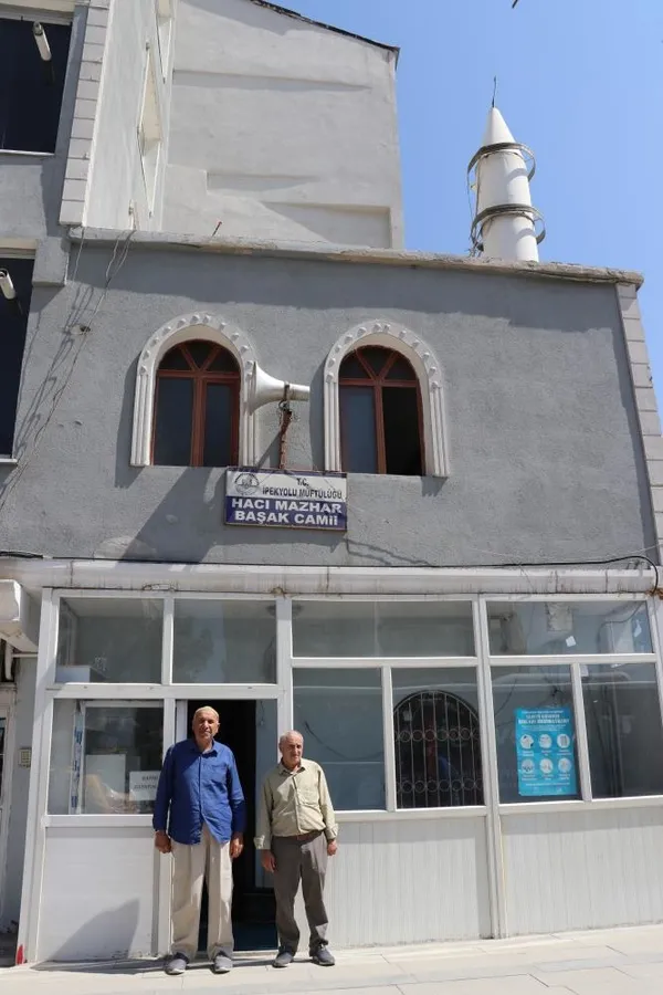 turkiyenin-en-ilginc-camilerinden-babasinin-vasiyeti-uzerine-binadaki-iki-dukkani-camiye-cevirdi-1630676359853.jpg Türkiye'nin en ilginç camilerinden! Babasının vasiyeti üzerine binadaki iki dükkanı camiye çevirdi-4