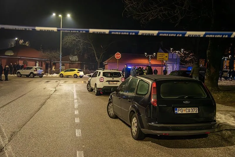 Karadağ'ın güneyinde bulunan Cetinje kentinde 45 yaşındaki bir kişinin silahlı saldırısı sonucu en az 7 kişi öldü. Polis ekipleri, olay yerinde güvenlik önlemi alarak inceleme yaptı. (AA)